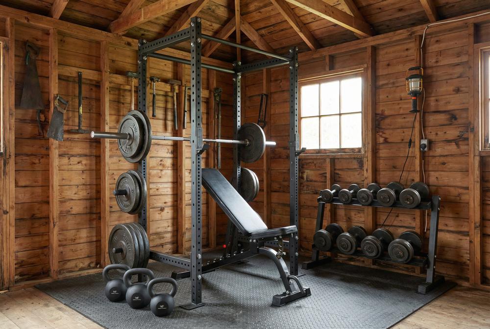 Hemmagym i förråd av trä