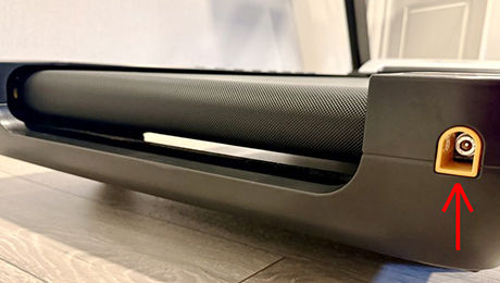 Baksidan av ett löpband som visar skruvhålen