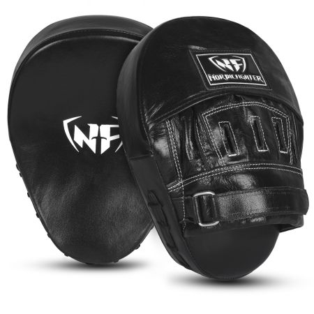 Svarta fokusmitsar från Nordic Fighter – perfekta för boxning och kampsport.